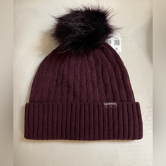 NWT Lululemon Women’s Cable Knit Pom Beanie Cassis Maroon Color - Picture 2 of 7